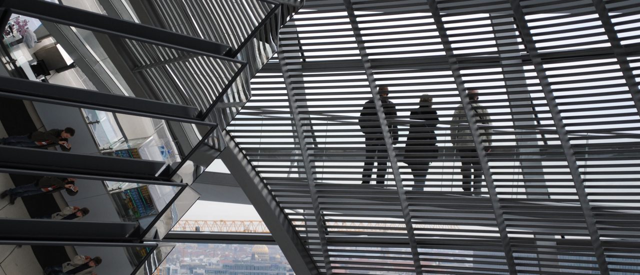 Die Politik in Berlin könnte bald so transparent sein wie die Reichstagkuppel. Foto: Reichstag dome | Oh Berlin / flickr.com | CC BY 2.0