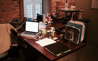 Ein bisschen Chaos auf dem Schreibtisch hat noch keinem kreativen Kopf geschadet? Für „Clean Desk“-Verfechter ist es allerdings Gift. Foto: desk | CC BY 2.0 | Monik Markus / flickr.com