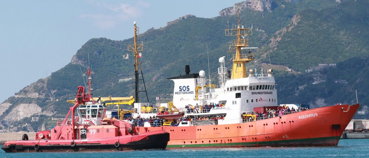 Ein Schiff der NGO S.O.S. Mediterranee mit über 1000 Flüchtlingen an Board. Carlo Hermann | AFP