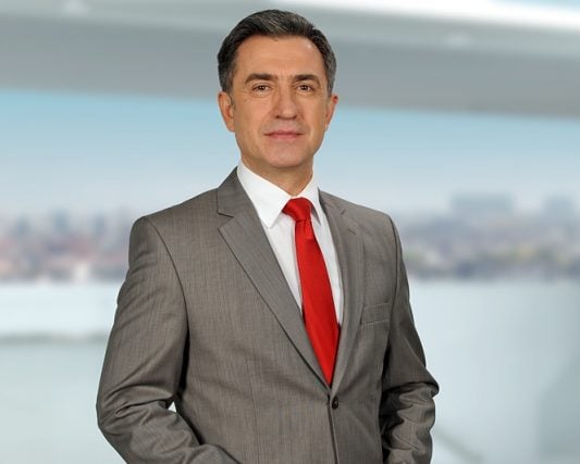 Bahri Cani - gebürtiger Kosovare und arbeitet als Journalist sowie Korrepondent für die Deutsche Welle.