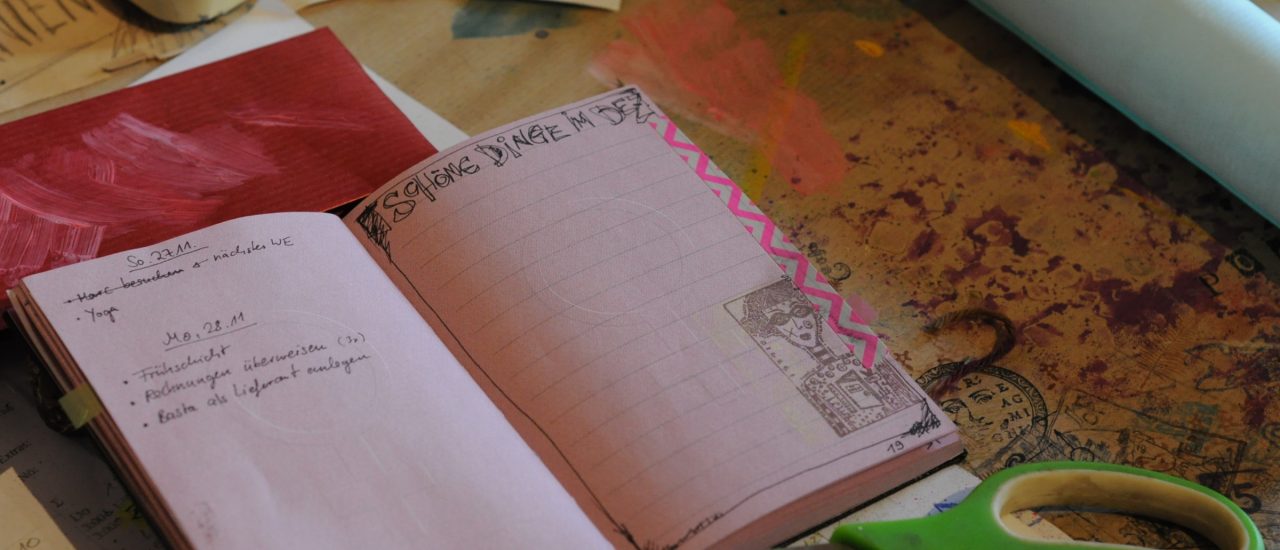 Das Bullet Journal ist nicht nur etwas für die Rosa- und Glitzerliebhaber. Gestalten kann es jeder, wie er möchte. Foto: bullet journaling nov 2016 | CC BY 2.0 | Distelfliege / flickr.com
