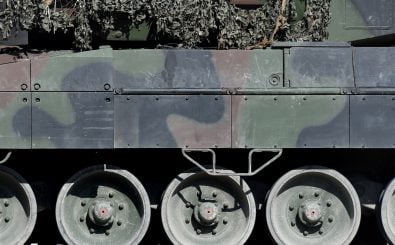 Die deutschen Gesamt-Rüstungsexporte sind dieses Jahr zurückgegangen. Kriegsgeräte wie etwa Panzer aus der Leopard-Reihe wurden allerdings öfter exportiert. Foto: Christof Stache | AFP