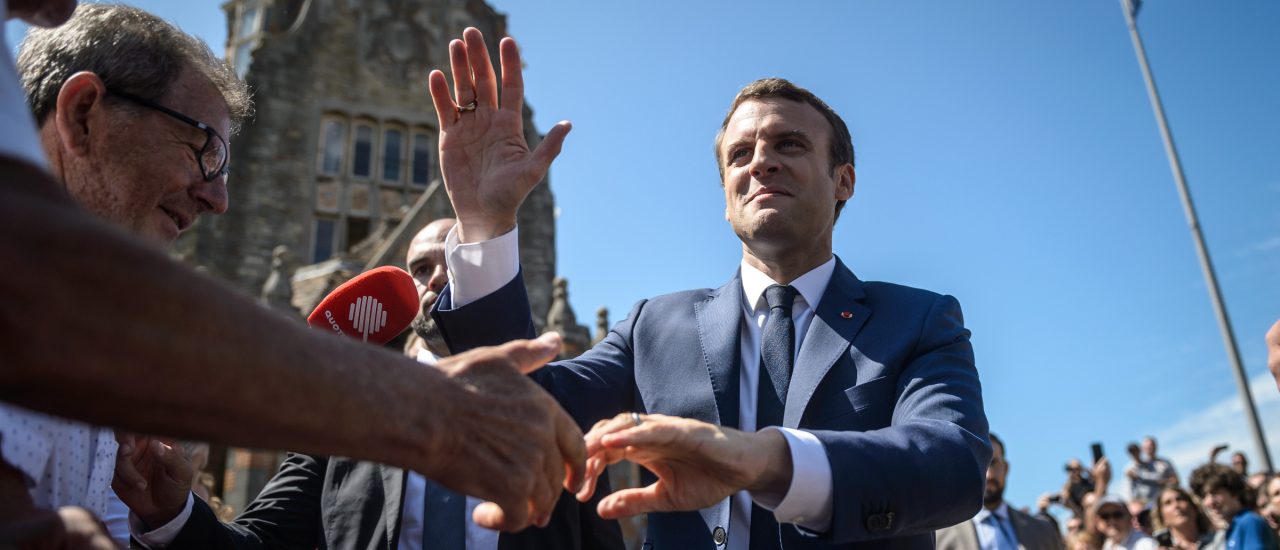Emmanuel Macron schüttelt die Hände seiner Wähler nach einem für ihn sehr erfolgreichen ersten Durchgang in der französischen Parlamentswahl. Foto: Christophe Petit Tesson / POOL / AFP
