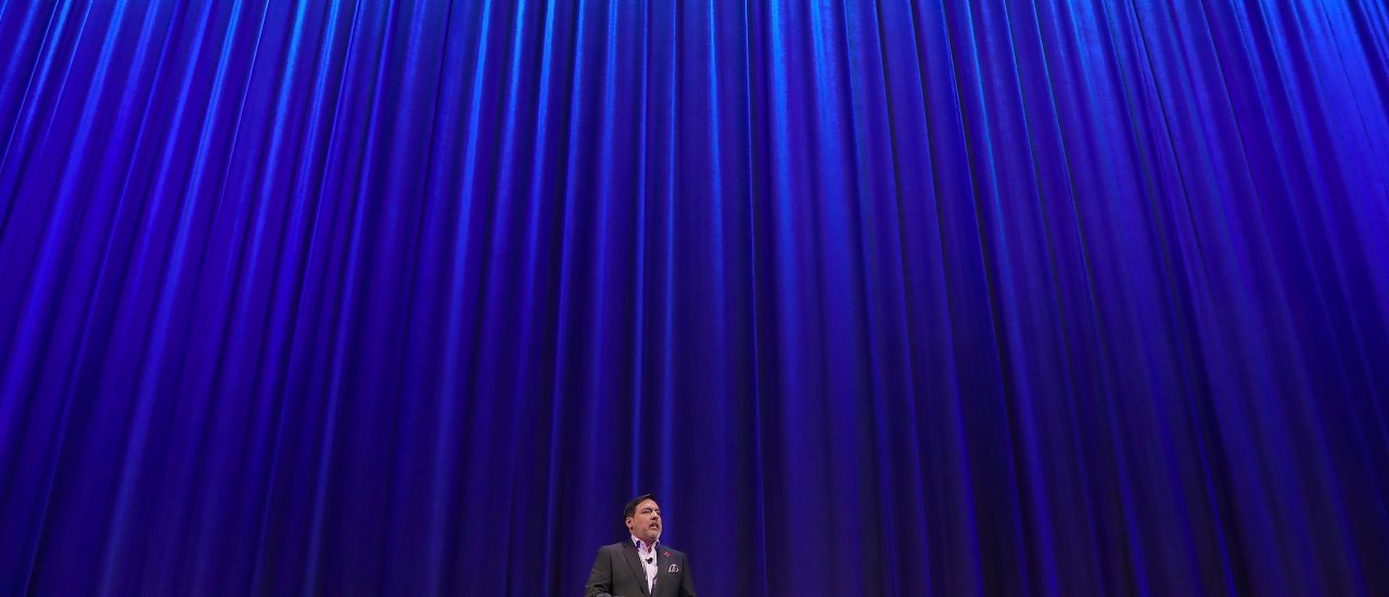 Sony-Präsident Shawn Layden war in diesem Jahr der einzige Mensch auf der Pressekonferenz seiner Firma. Nach seiner Begrüßung wurden ausschließlich Spiele-Trailer abgespielt. Foto: Christian Petersen | AFP