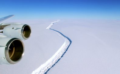 Im vergangenen November war der Riss im Larsen-C-Schelfeis noch kilometerlang. Jetzt hat sich ein riesiger Eisberg abgelöst. Foto: NASA | John Sonntag, Kathryn Hansen