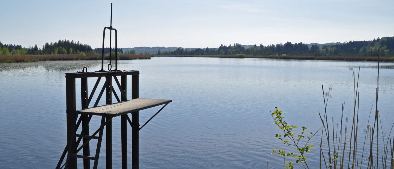 Kühle Erfrischung an heißen Tagen: ein Sprung in den See. Foto: Sprungturm am Maisinger See CC BY-SA 2.0 | Starnberger Fünf-Seen-Land / flickr.com