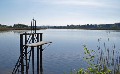 Kühle Erfrischung an heißen Tagen: ein Sprung in den See. Foto: Sprungturm am Maisinger See CC BY-SA 2.0 | Starnberger Fünf-Seen-Land / flickr.com