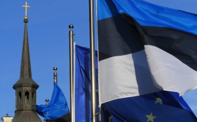 Am 01. Juli übernimmt Estland (Fahne im Vordergrund) den EU-Ratsvorsitz. Foto: Petras Malukas / AFP