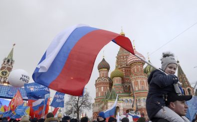 Anhänger von Präsident Wladimir Putin feiern in den Straßen Moskaus das Jubiläum der Annexion der Krim. Foto: Natalia Kolesnikova | AFP