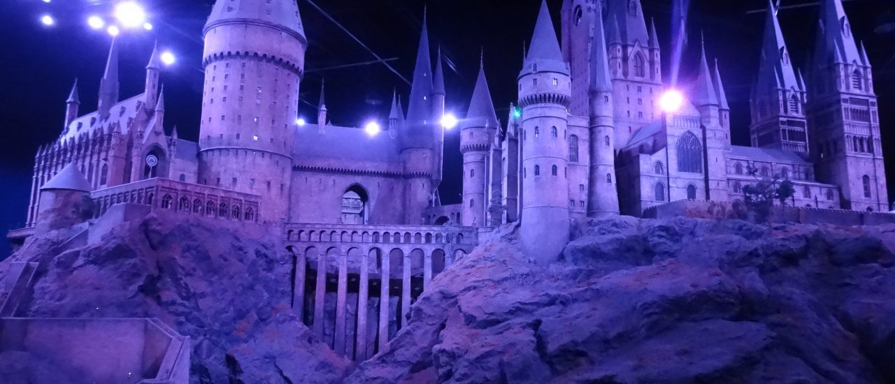 Der Ort, an dem viele Harry-Potter-Fans gern aufgewachsen wären: Hogwarts. Foto: Harry Potter Studio Tour/ credits: CC BY 2.0 | Elen Nivrae / flickr.com