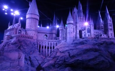 Der Ort, an dem viele Harry-Potter-Fans gern aufgewachsen wären: Hogwarts. Foto: Harry Potter Studio Tour/ credits: CC BY 2.0 | Elen Nivrae / flickr.com