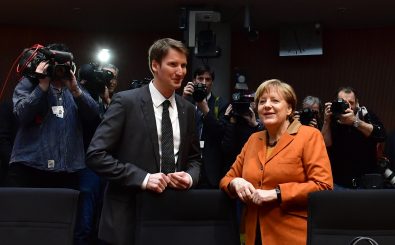 Bundeskanzlerin Merkel mit dem Vorsitzenden des Ausschusses Patrick Sensburg (CDU) vor ihrer Anhörung als Zeugin im Februar. | John MacDougall / AFP