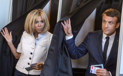 Emmanuel Macron und seine Frau verlassen die Wahlkabine. Foto: Christophe Petit Tesson | Pool / AFP