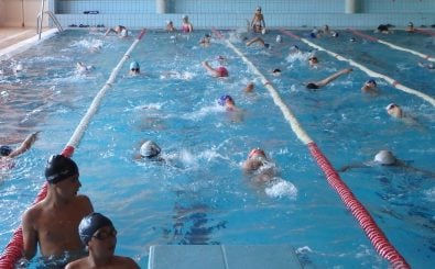 Schwimmen ist eine beliebte Freizeitbeschäftigung. Foto: Sdr Arenas Sección de Natación / flickr.com | Public Domain 1.0