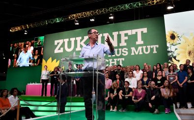 Als Vorsitzender von B’90/Grüne hält Cem Özdemir häufiger Reden. Hier bei einem Parteitag. Foto: John MacDougall | AFP