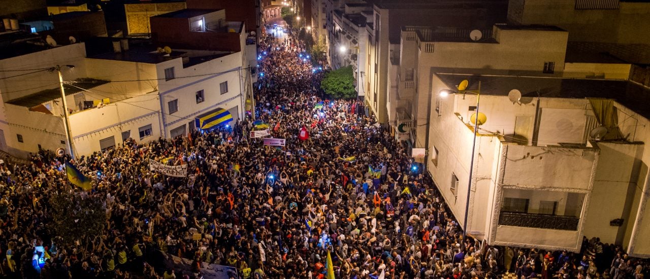 In Marokko demonstrieren tausende Menschen gegen die Monarchie. Foto: Fadel Senna | AFP