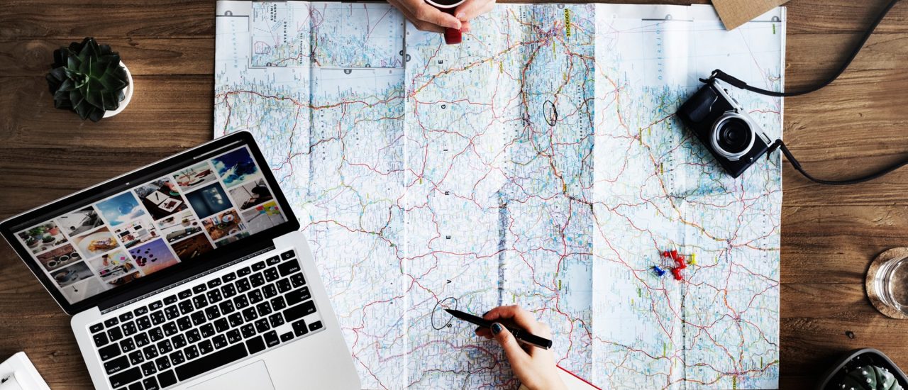 Landkarten, Reiseführer, Apps, Internetseiten… Es gibt mittlerweile viele Wege sich auf eine Reise vorzubereiten. Foto: travel | CC BY 2.0 | Hamza Butt / flickr.com