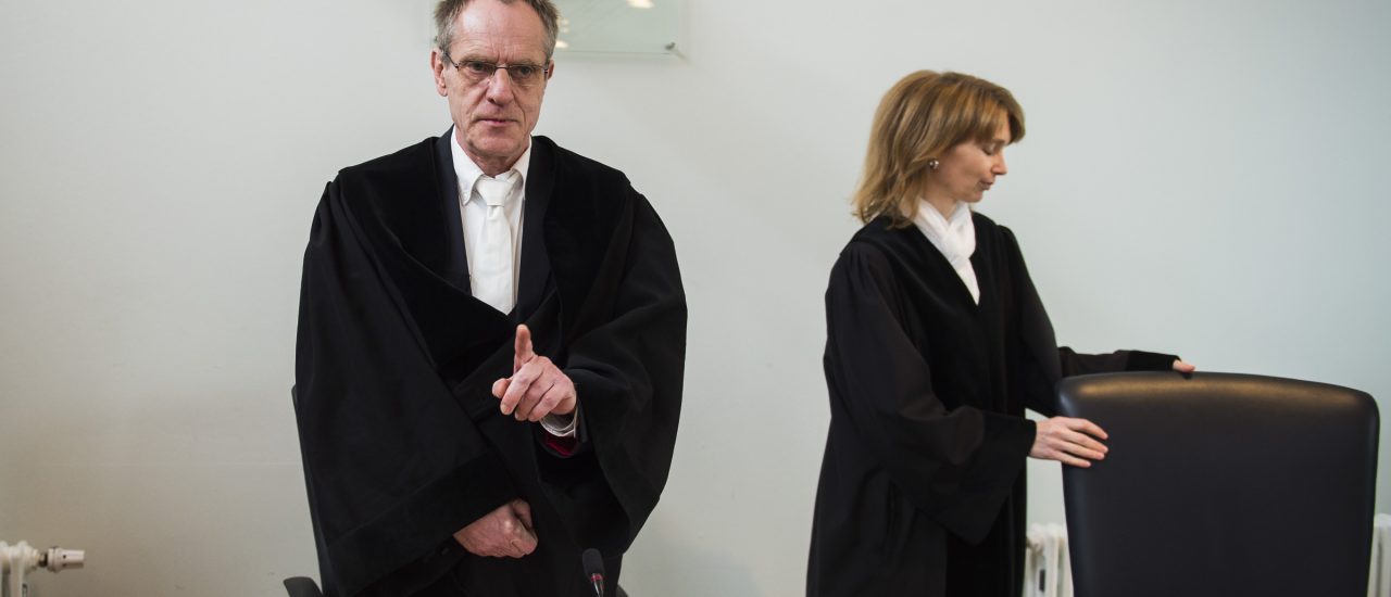 Klaus Kapisch, der vom Prozess ausgeschlossene Richter, im Neubrandenburger Landgericht. Foto: Odd Andersen / AFP