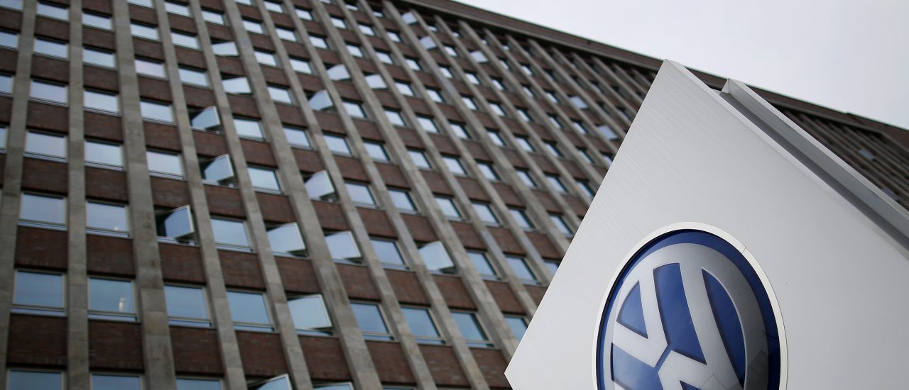 VW steckt in der Krise und windet sich mit PR-Höchstleistungen aus der Verantwortung. Die neuen Enthüllungen unterdessen lassen die Debatte wieder hochkochen. Foto: Ronny Hartmann | AFP