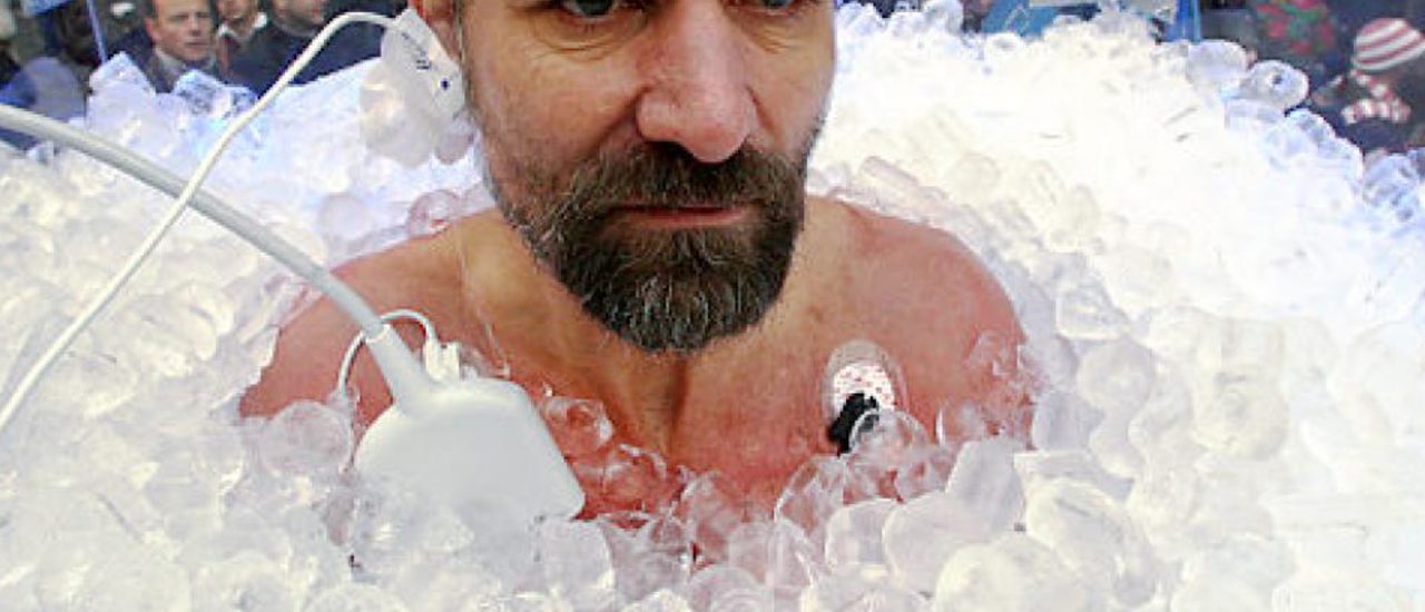 „Iceman“ Wim Hof gilt als Supermensch. Er hält beispielsweise den Rekord für das längste Eisbad. Foto: wim-hof-breaks-world-record-for-longest-ice-bath-the-wim-hof-method CC BY-SA 2.0 | ビッグアップジャパン / flickr.com