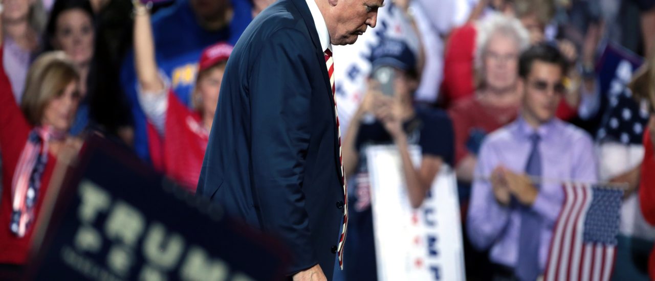 Donald Trump geht traurig von einer Bühne. Foto: Donald Trump CC BY-SA 2.0 | Gage Skidmore / flickr.com