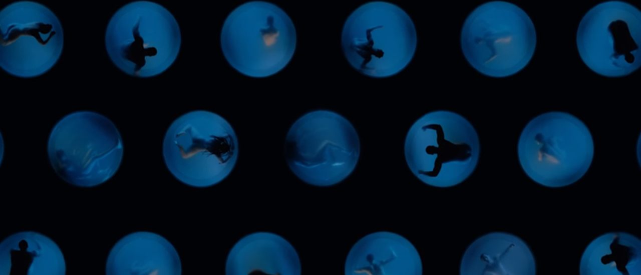 So nah und doch so fern. Die Vogelperspektive aus dem Musikvideo beeindruckt, weil sie so nüchtern ist. Screenshot: Moses Sumnay | „Doomed“ / youtube.com