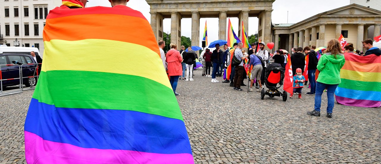 Befürworter der Ehe für alle feierten das Abstimmungsergebnis – unter anderem vor dem Brandenburger Tor. Foto: Tobias Schwarz / AFP