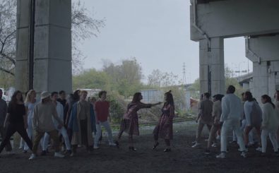 Im Musikvideo „Century“ von Feist messen sich zwei rivalisierende Gruppen in einem epischen Tanz-Battle. Foto: Feist | Scott Cudmore / youtube.com