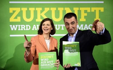Die Spitzenkandidaten Katrin Göring-Eckardt und Cem Özdemir treten 2017 für die Grünen an. Foto: Tobias Schwarz | AFP