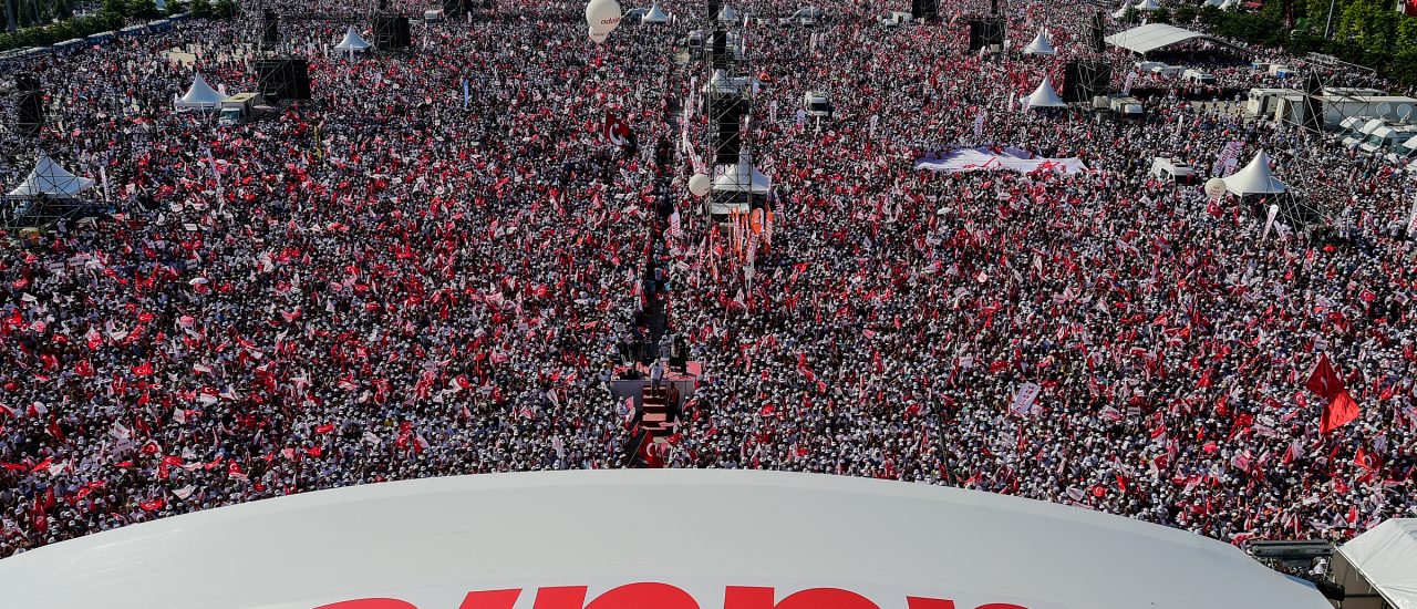 Bei der Abschlusskundgebung in Istanbul kommen Tausende, um für Gerechtigkeit zu demonstrieren. Foto: Yasin Akgul | AFP