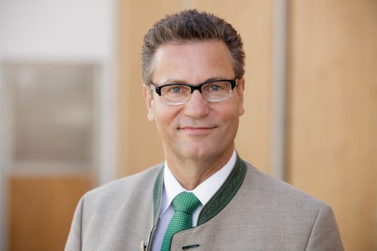 Minister Peter Hauk - über die Datengrundlage der Zwei-Meter-Regel in Baden-Württemberg. Foto: MLR / Jan Potente