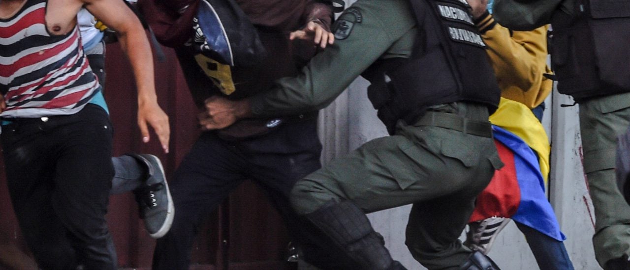 Auseinandersetzungen zwischen Demonstranten und Nationalgarde. Foto: Juan Barreto | AFP