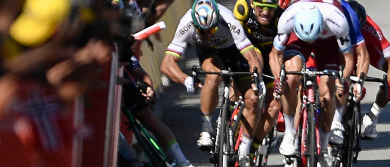 Cavendish kippt in die Bande: Dieser vermeintliche Ellenbogenkick kostet Peter Sagan die weitere Tour-Teilnahme. Foto: Jeff Pachoud | AFP