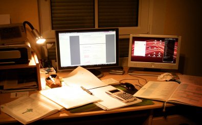 Ein Zeichen für unproduktives Arbeiten: bis spät in den Abend am Schreibtisch sitzen. Foto: These Days CC BY-SA 2.0 | Patrick / flickr.com