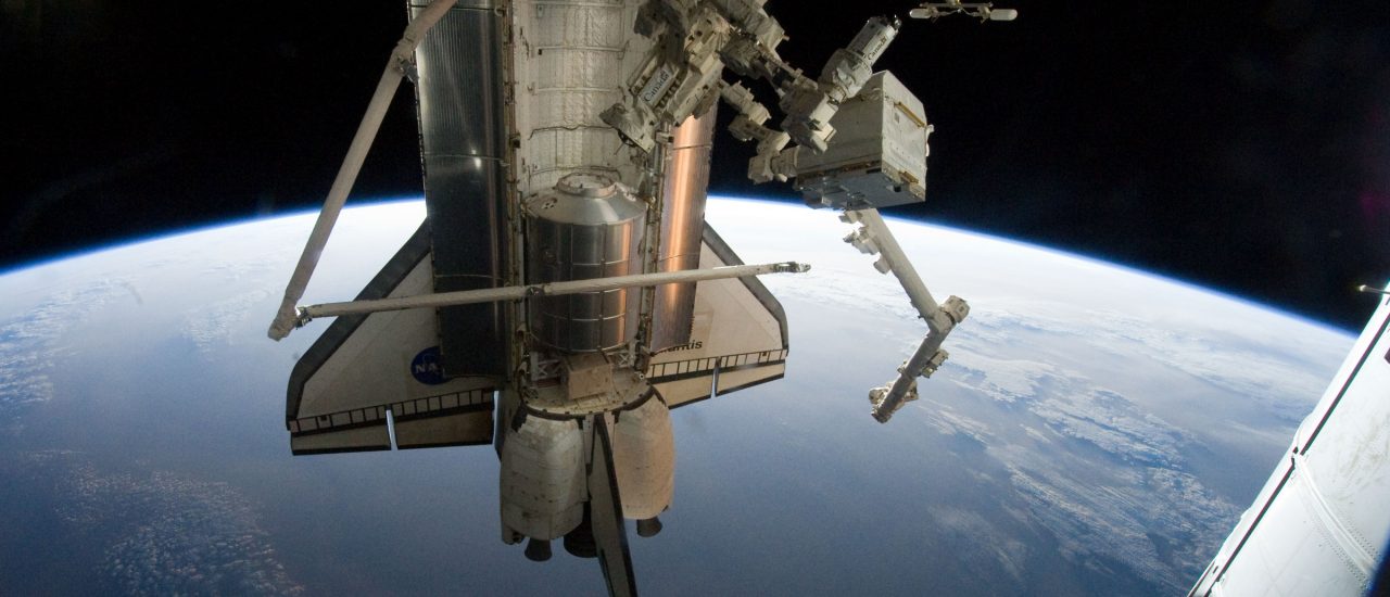 Im Weltraum gibt es nicht nur Weltraumschrott – Luxemburg ebnet den Weg für die Suche nach Rohstoffen in den Weiten des Alls. Foto: Sun Rising on the Final Shuttle Mission | CC BY 2.0 | NASA Goddard Space Flight Center / flickr.com