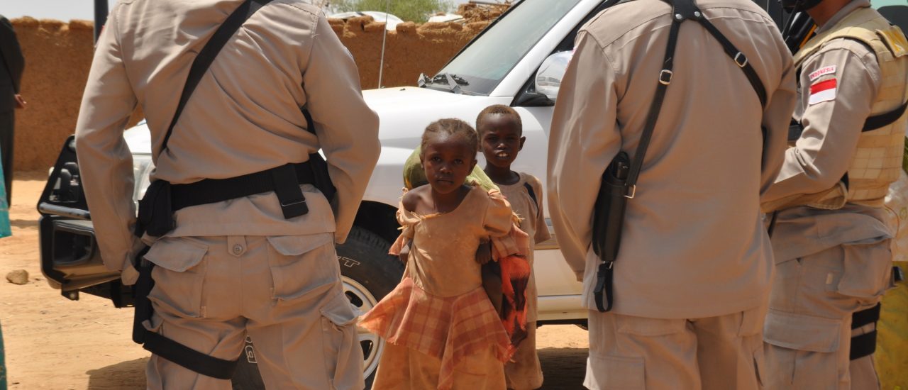UN-Peacekeepers auf Mission in der sudanesischen Krisenregion Darfur. Foto: UN Peacekeepers + Children / credits: CC BY 2.0 | Sudan Envoy / flickr.com