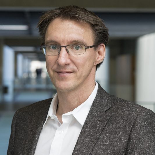 Volker Grossmann - ist Makroökonom an der Universität Freiburg in der Schweiz.
