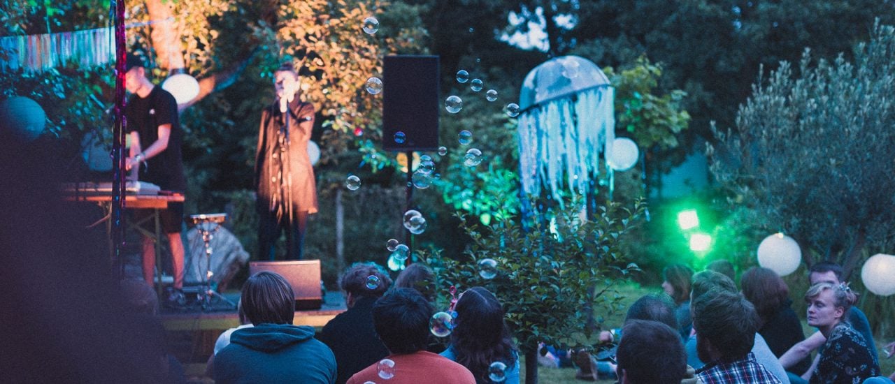 Musik und Seifenblasen im verwunschenen Garten „Mühlenfließ“ – eine Besonderheit des Alinae Lumr. Foto: Alinae Lumr | Fabian Willi Simon