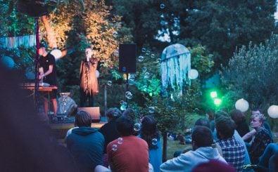 Musik und Seifenblasen im verwunschenen Garten „Mühlenfließ“ – eine Besonderheit des Alinae Lumr. Foto: Alinae Lumr | Fabian Willi Simon