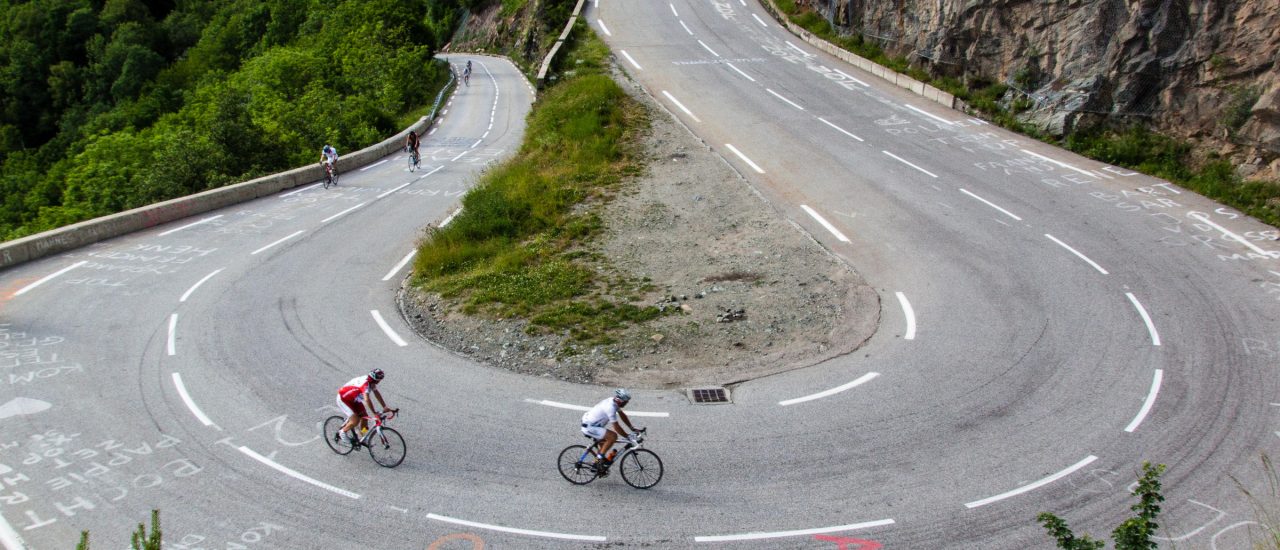 Die Serpentinen von Alpe d’Huez: Demnächst auch für wenig Trainierte in Bestzeit fahrbar? Foto: Alpe d’Huez, France. CC BY 2.0 | rjshade / flickr.com