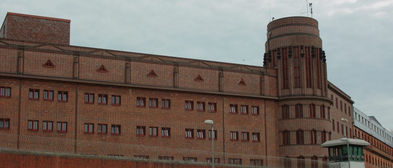 Eine Strafvollzugsanstalt von außen. Wie der Gefängnisalltag für Insassen und Mitarbeiter aussieht, ist von hier nur schwer zu erfahren. Foto: dmytrok / flickr.com / CC BY-ND 2.0