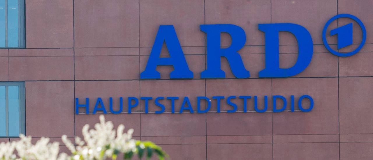 Geht es nach den Gegnern des Rundfunkbeitrages, müssen sich ARD, ZDF und Deutschlandfunk bald eine neue Finanzierung überlegen. Foto: John Macdougall | AFP