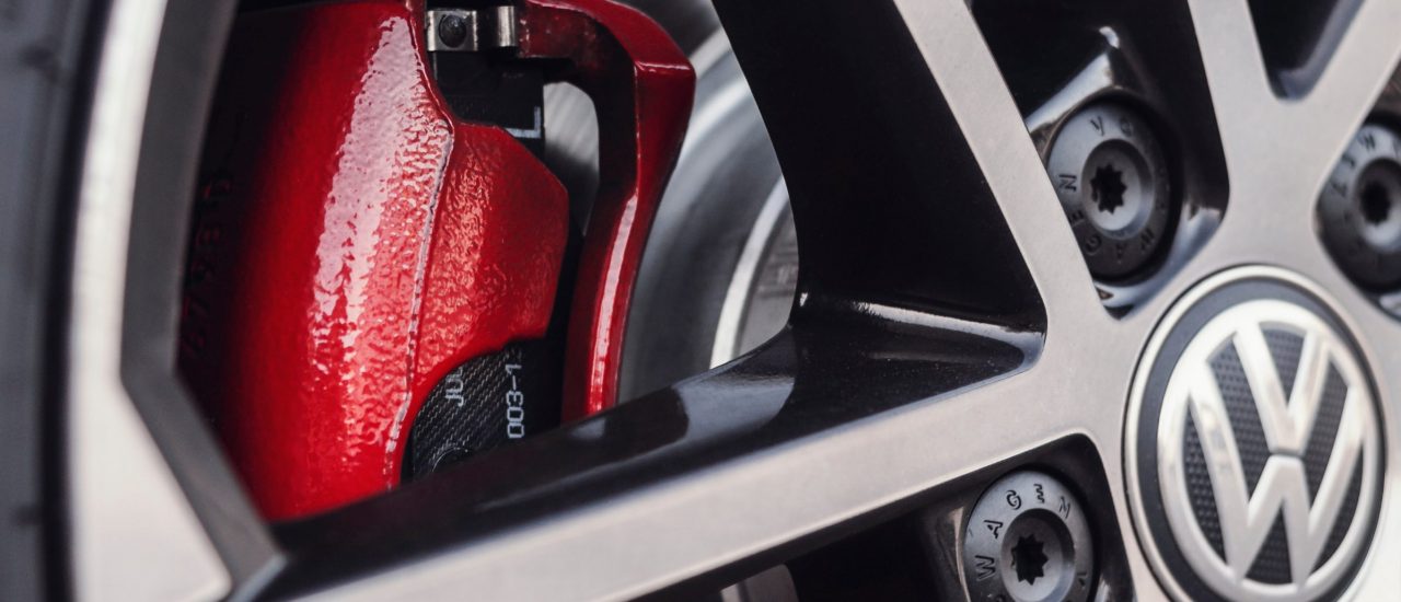 Herkömmliche Bremsen funktionieren bei Fahrzeugen mit Verbrennungsmotor gut – bei E-Autos haben sie jedoch Schwächen. Foto: die Farbe Rot | CC BY 2.0 | David Schiersner / flickr.com