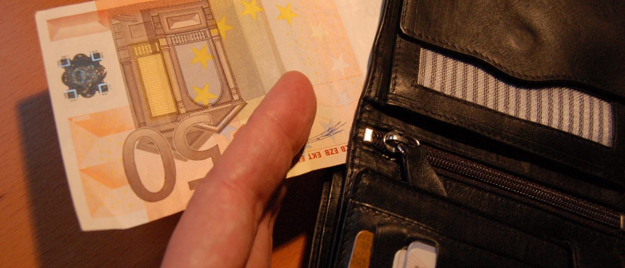 Hartverdientes Geld: Ein Minijob ermöglicht keinen Anspruch auf Sozialleistungen. Foto: Money CC BY-SA 2.0 | Gunnar Wrobel / flickr.com