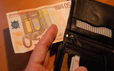Hartverdientes Geld: Ein Minijob ermöglicht keinen Anspruch auf Sozialleistungen. Foto: Money CC BY-SA 2.0 | Gunnar Wrobel / flickr.com