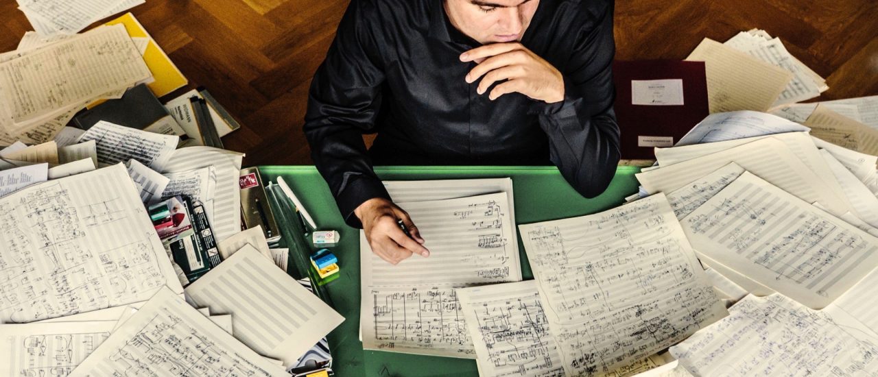 In den Partituren des Komponisten und Musikers Jörg Widmann stehen nicht nur musikalische Anweisungen. Foto: Marco Borggreve