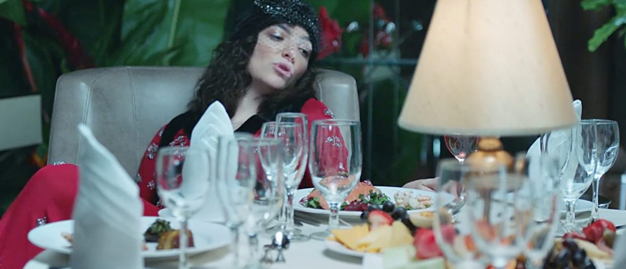 Lorde an einem reich gedeckten Tisch, einem ihrer „Perfect Places“. Doch auch den kann sie nur alleine genießen. Foto: LordeVEVO | Screenshot / youtube.com