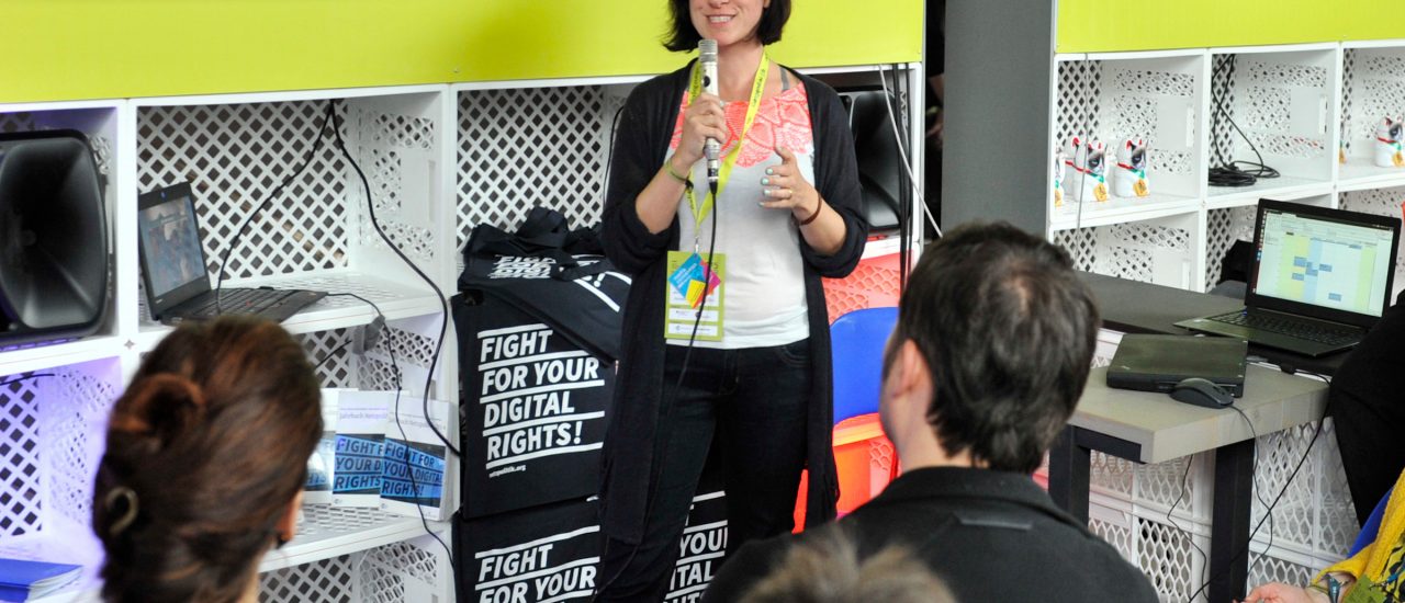 Maren Heltsche erklärt die Idee der Speakerinnen-Liste auf einer Konferenz. Foto: newthinking @ re:publica 2015 CC BY-SA 2.0 | Danny Ibovnik| flickr
