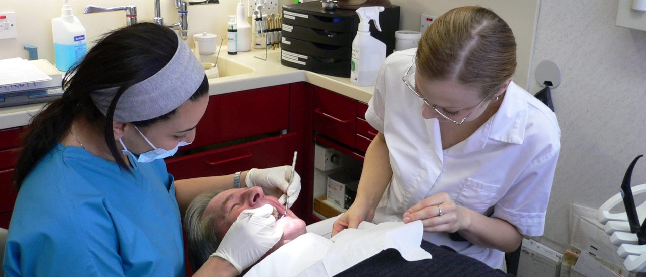 Der Großteil derjenigen, die eine professionelle Zahnreinung vornehmen lassen, sind Senioren. Auch sie wollen gesunde Zähne und ein schönes Lächeln. Foto: Dentist | CC BY 2.0 | Herry Lawford / flickr.com