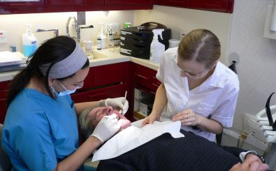Der Großteil derjenigen, die eine professionelle Zahnreinung vornehmen lassen, sind Senioren. Auch sie wollen gesunde Zähne und ein schönes Lächeln. Foto: Dentist | CC BY 2.0 | Herry Lawford / flickr.com